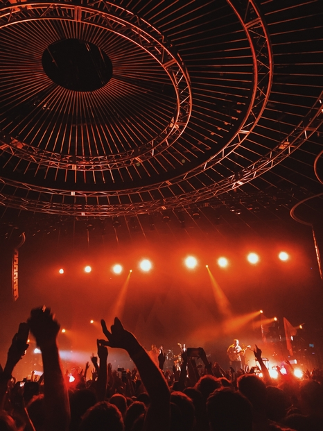 salle de concert dans la pénombre